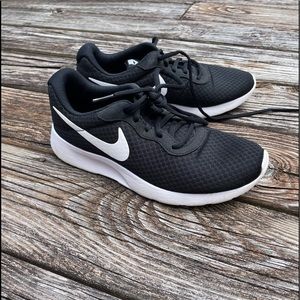Black Nike tennis shoes